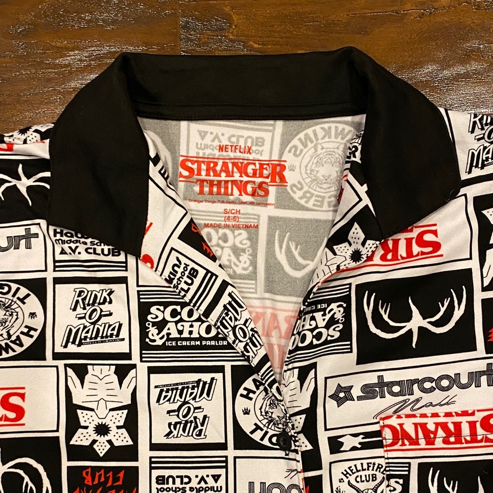 NWT Netflix Stranger Things Women's Printed Notched Top & Shorts PJ Set Size S - Picture 4 of 10